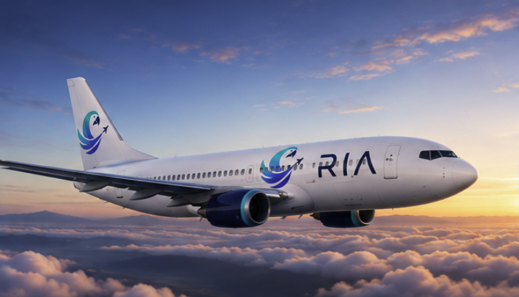 Boeing 737-800 da RIA voando acima das nuvens ao pôr do sol